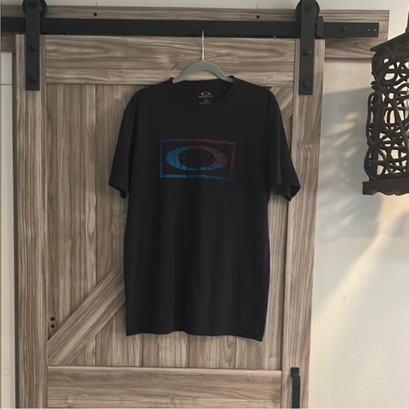 Oakley Black Short Sleeve Tee with Iconic Logo - Picture 1 of 7